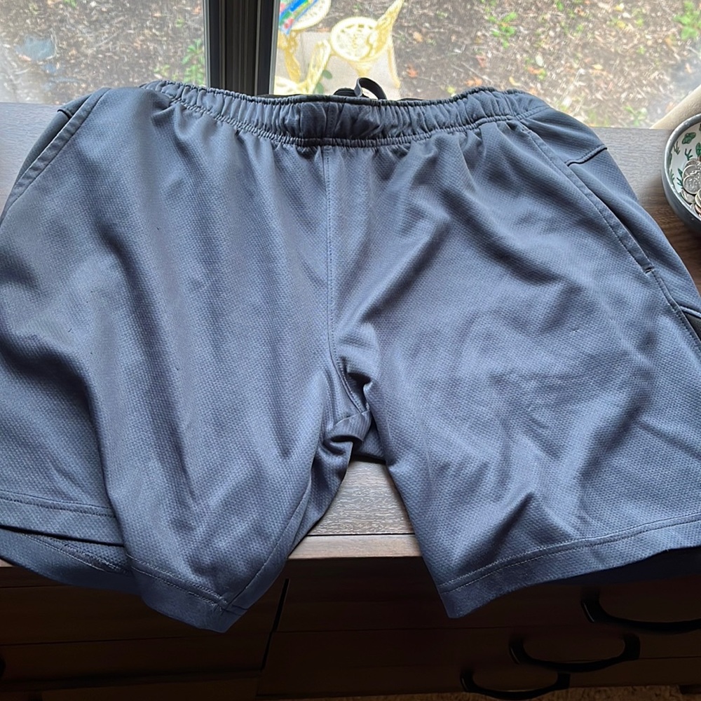 Elastic waist band gym shorts